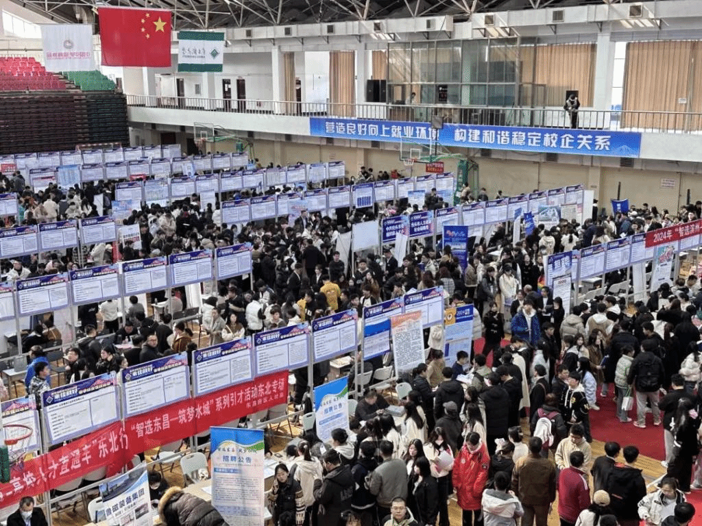 信息電子技術(shù)學(xué)院積極組織畢業(yè)生參加佳木斯大學(xué)2024屆春季綜合雙選會(huì)，助力學(xué)子對(duì)接江蘇信息技術(shù)咨詢服務(wù)產(chǎn)業(yè)